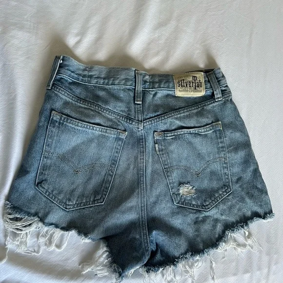 Levi’s Women’s  Silver Tab Distressed Mom Shorts Size 29 - Picture 2 of 3